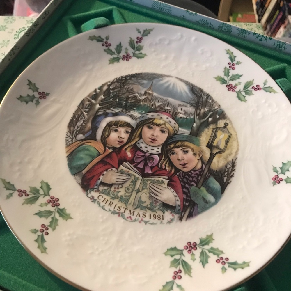 Christmas 1981 Decorative Holiday Plate with Carolers